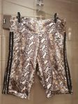 Snygga Adidas träningsshorts stl 46 (L) br ormskinnsmönste