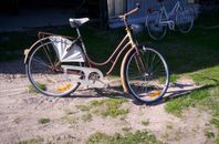 EN ÄLDRE MONARK 28 TUM DAMCYKEL