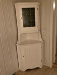 Hörnskåp med blyinfattat fönster
