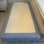 Säng 90cm Sultan Gryning Resårmadrass Mjuk Bra Skick m ben