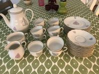 Vintage retro kaffeservis med löv träd motiv