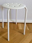 Vit IKEA pall - Enkel och praktisk sittplats