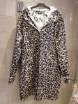 Ny läcker leopardmönstad regnkappa Lindex stl L m reflexer