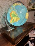 stor jordglob i glas med atlas