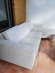 ljusgrå soffa