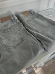 2 par ljusgrå jeans med slits