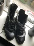 Dr Marten med stålhätta - sjuhåls