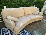 Beige två-sits soffa