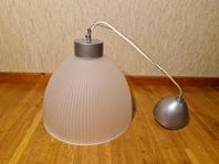 Taklampa i ribbat frostat glas
