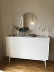 Bortskänkes retro skänk i vitmålad teak 