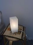 Bordslampa eller sängbord.  Table lamp or bedside table.