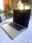 MacBook Pro 15" (2019) – i toppskick, nyservad.