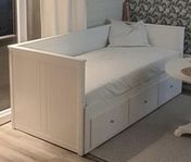 Vitmålad Ikea Hemnes dagbädd bäddsoffa Olofsbo