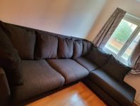 Mörkgrå soffa med divan