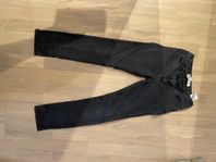 Lewis jeans och Adidas-träningsbyxor