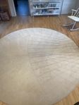 Stor rund beige ullmatta
