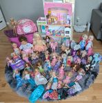 Stort dockhus, "barbie"dockor, hästar, tillbehör