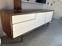 Floow Skänk - Oljad valnöt och vitt laminat