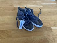 Grå sneakers (stl 29) helt nya