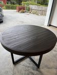 säljer ett matbord (Woodenforge) från mio