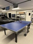 Bordtennisbord inomhus