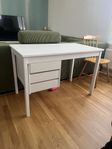 Fint skrivbord 110cm bra förvaring