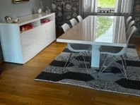 Matbord+6 stolar, sidobord och tvbänk
