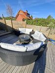 rund soffa med bord och dynor