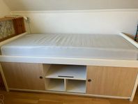 Säng från IKEA med förvaring