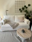 En vit Hyltarp-soffa