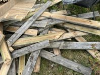 BORTSKÄNKES virke från äldre altan för återbruk DIY