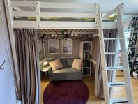 Loftsäng från IKEA (storå) inkl draperier och skenor