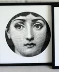 Tavla Piero Fornasetti skapad av tapeten med motivet ANSIKTE