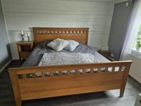 sängram i massiv oljad ek 180×200 samt 2 st nattduksbord 