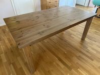 Köksbord i betsad furu