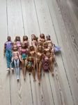 Barbies med kläder och accessoarer 