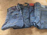 Märkes jeans.