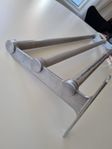 Nostalgi hatthylla, aluminium/målad ask från Essem design