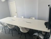 Konferensbord med stolar