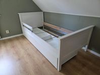 Säng med sänglådor