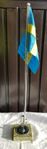 Sverigeflagga/ bordsflagga nysilver på marmorfot