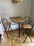 Bord med 3 stolar - höj- och sänkbart