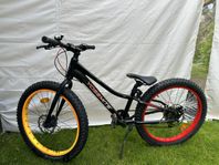 24 tums barncykel - Dirtbike med extra stora däck