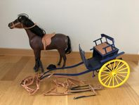 Häst med vagn i plast