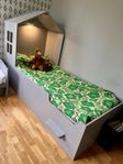 Gedigen och specialbyggd (Hus)säng 90x200