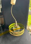 lampa grön metal och mässing och guld detaljer , 1970-1979