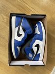 Ett par Nike jordans 1 mid 