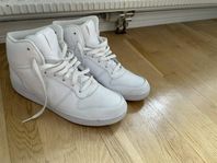 vita Nike skor 