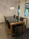 Matbord med sex stolar