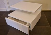 2 st vita väggfasta sängbord